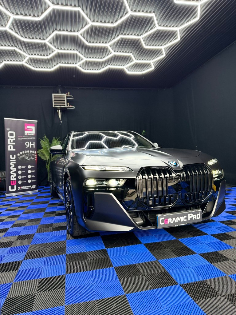 Premium Fahrzeug in moderner Detailing-Halle